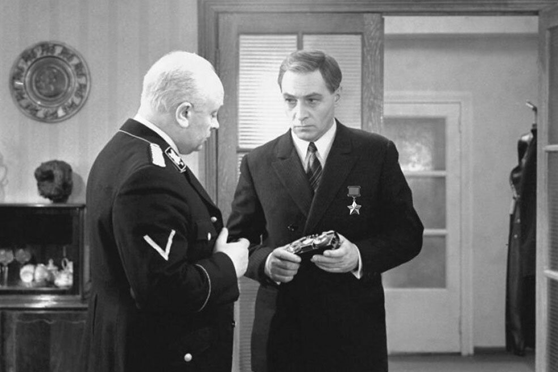 Герой Советского Союза Штирлиц еще никогда не был так близко к провалу... [Анекдоты про Штирлица 5 1 августа 2021]