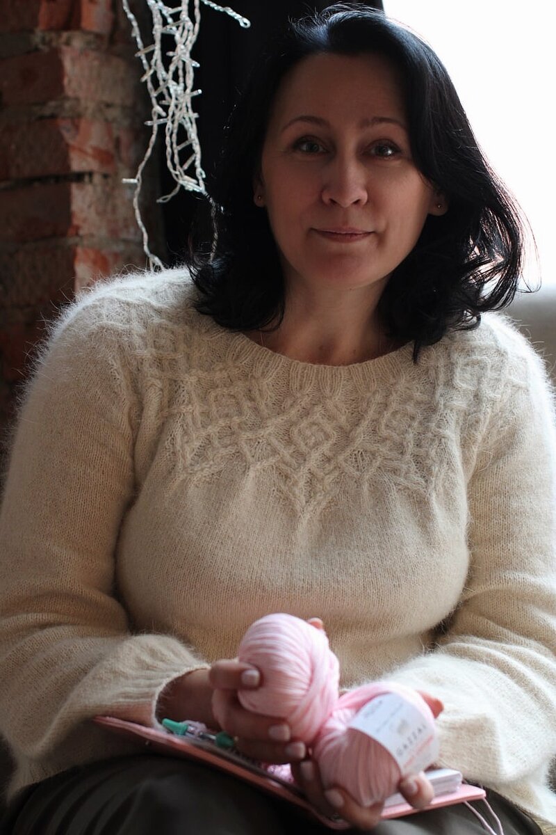 нечасто я к вам лицом, чаще - руки в кадре