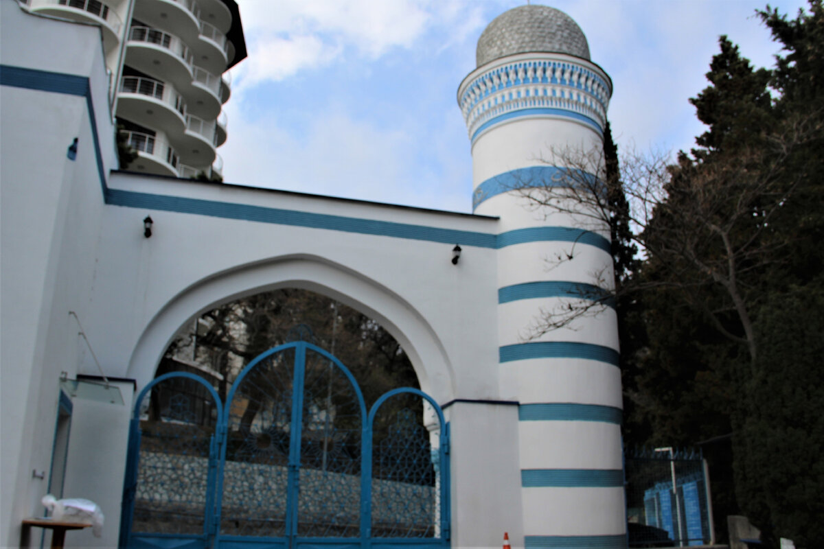 Вход в санаторий Дюльбер. Изнутри, слева - комната охранника