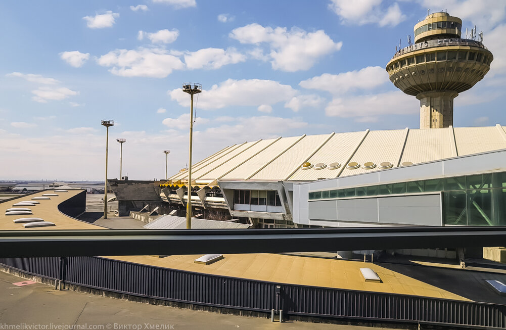 Российские пограничники в аэропорту звартноц. Аэропорт Звартноц Ереван. Аэропорт в Ереване Звартноц 2021. Аэропорт Звартноц старый терминал. Аэровокзал «Звартноц» в Ереване.