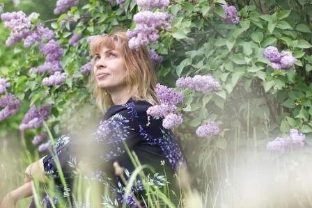 А знаете ли вы о том, что в древности, шаманы, отправляясь в свои психоделические путешествия, садили рядом с собой женщину. И она им потом рассказывала где они были, и была для них проводником в тонком мире.  Женщины получали силу стихий. Для женщины это легко. Она принадлежит этому миру! Она дочь Великой Матери... Она чувствует душу мира...
Я постоянно получаю письма и телефонные звонки, в которых люди мне рассказывают о поистине необычных вещах, которые происходят с ними после получения настроек и глубокой практики Луна Рэйки. Это и возвращение полного здоровья женским органам. Это и внимание мужчин на совершенно другом уровне, возвращение женственности, плавности, текучести и много, много всего, о чем я, как в бывшем врач, могу сказать: так не бывает! Луна Рэйки - это не только чудо, это еще и тайна. Сложно объяснить как все это происходит, но это происходит. Не у всех, но очень часто. Те, кто рассказывает о чудесах - это те женщины, которые буквально влюбились в Луна Рэйки и практиковали каждый день. Ну а самое главное, Луна-Рэйки помогает соединиться со своей истинной Сутью, словно вспомнить кто ты... И это воспоминание наполнено огромным смыслом... Практика Луна-Рэйки невероятно проста и невероятно сильна! С помощью этого потока мы меняемся, соединяемся с Божественной Матерью и исцеляем себя, свои души и свои жизни...
И что еще я хочу сказать...
Рэрихи пишут о том, что в 1924 году, Венера максимально приблизилась к Земле и окропила её своими лучами, ознаменовав начало эпохи Матери Мира. Начался колоссальный духовный подъём женщин. Именно женщины сейчас в первую очередь проводят духовную энергию на Землю.
Но это еще не все...
Дело в том, что когда вы становитесь проводниками для этого светового потока, вы расширяете световую сеть на этой земле. Вокруг вас словно электризуется пространство и становится целительным...

И пусть все женщины на Земле будут счастливы...