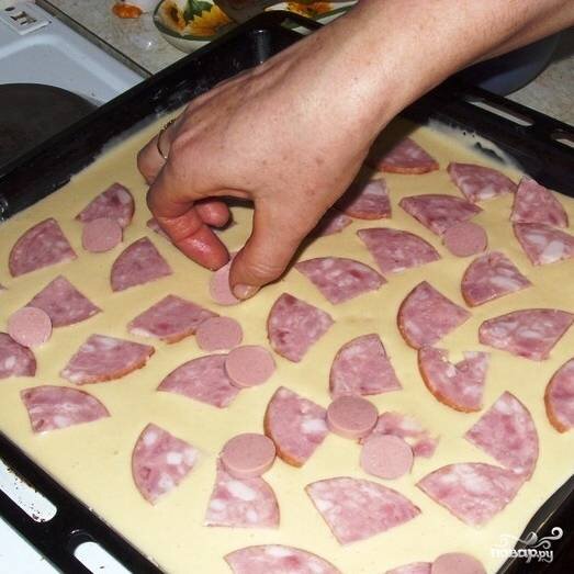 Далее выкладываем начинку. У меня сперва идет колбаса.