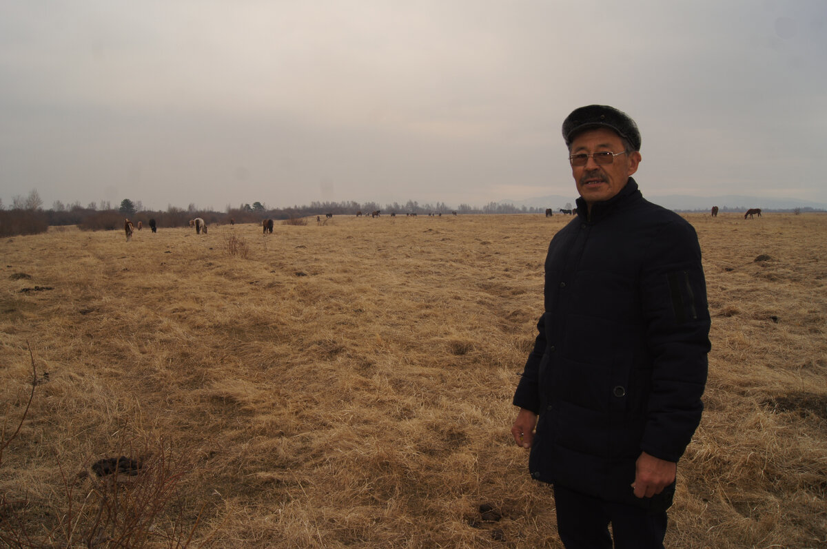 Учитель географии Шергинской школы Вячеслав Корсаков на том самом поле, где до сих пор сохранились следы подполий: «За речкой и стояла монгольская деревушка».