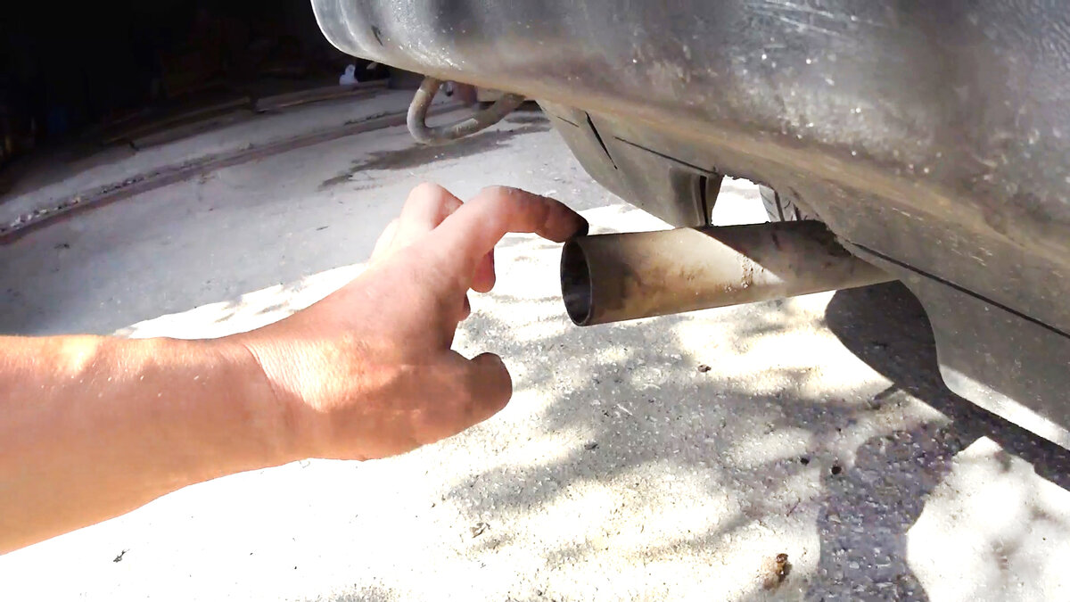 Выхлопная труба в масле