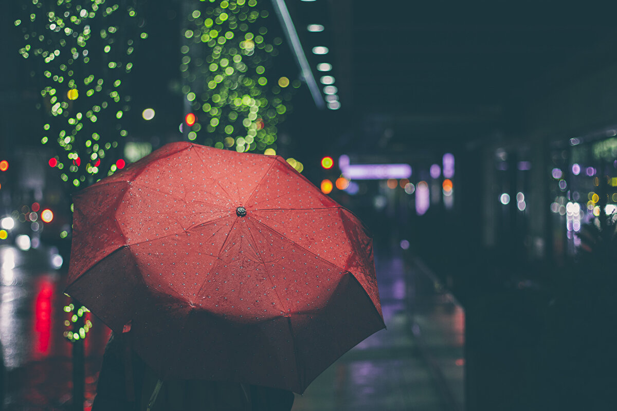 https://s1.1zoom.ru/big0/399/Umbrella_Red_Street_Night_517326_1280x853.jpg