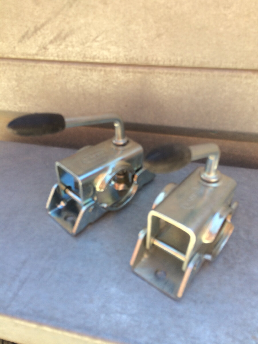 Купил хомуты для крепления опор. Всё остальное подобрал из старых запасов и обрезков.