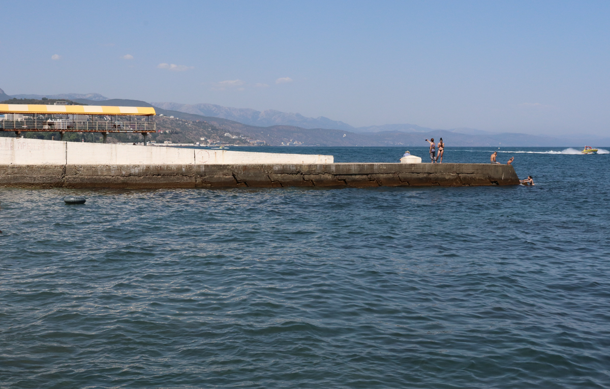 Алушта волнорезы. Волнорезы в Абхазии. Волнорезы на черном море.