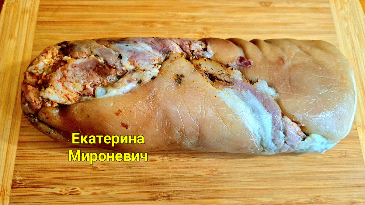 Вареная свиная рулька