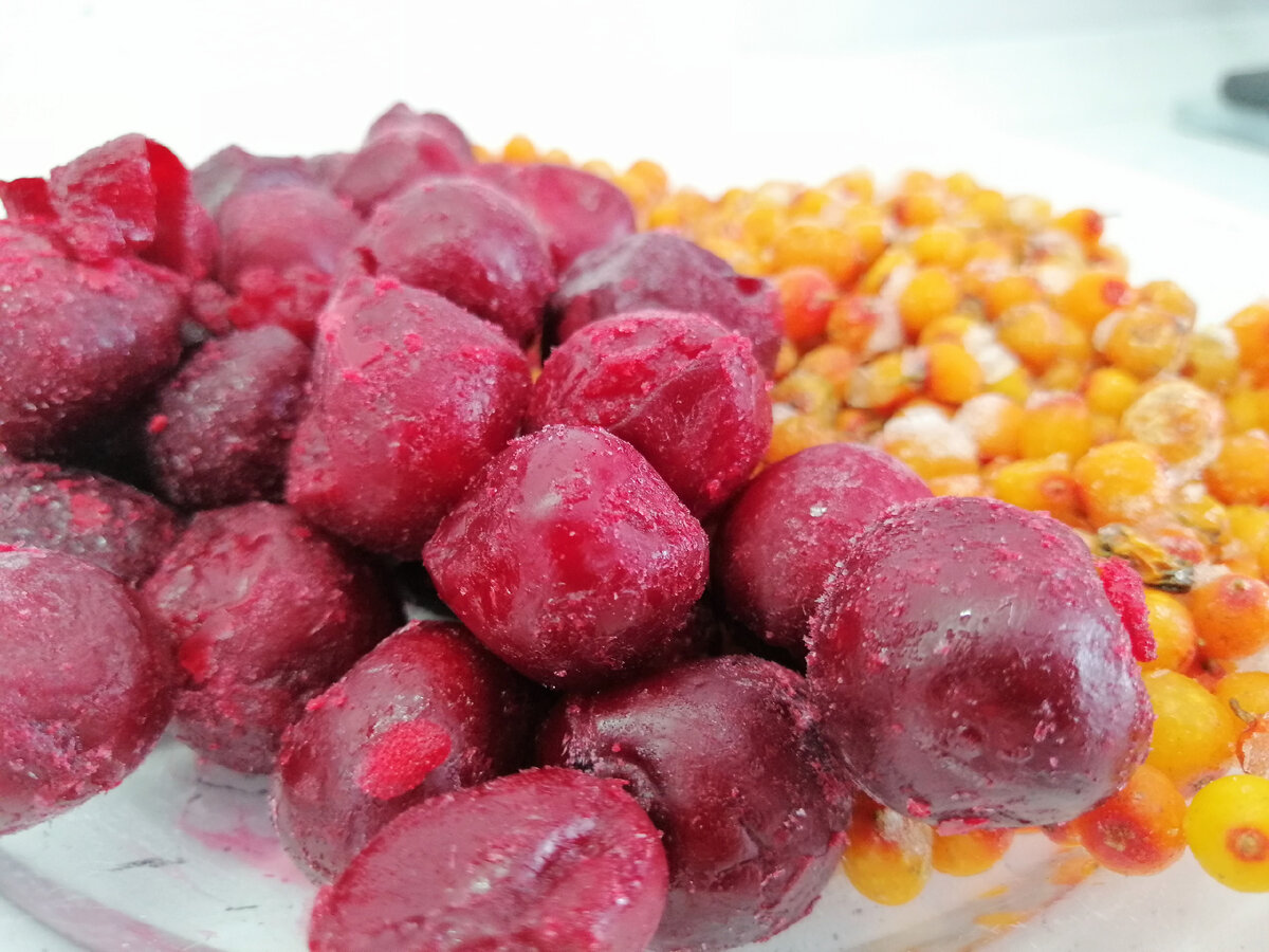 Вишня и облепиха у меня замороженные. Вишня без косточки.