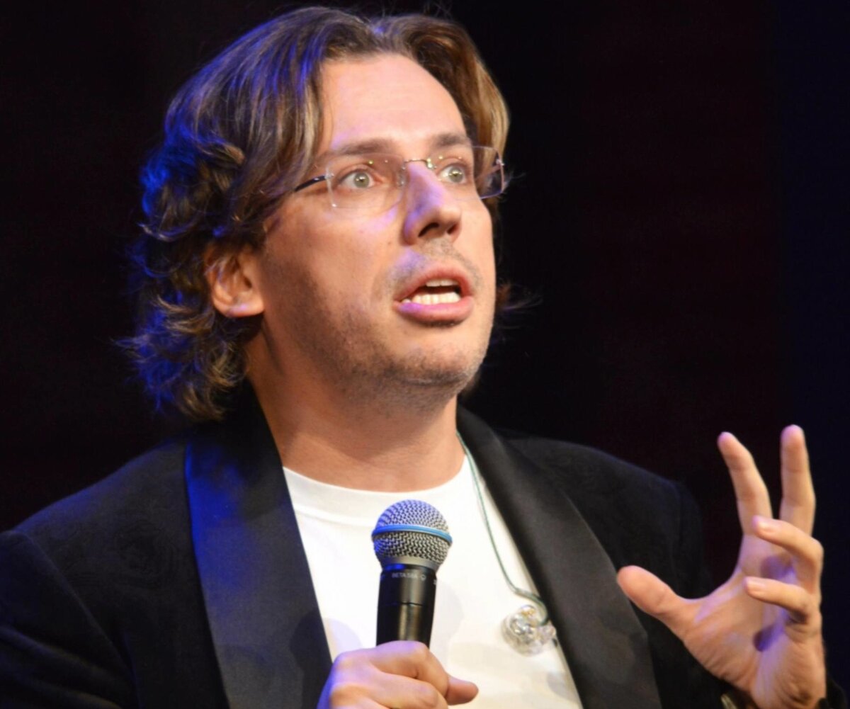     «Галкин увидел всё и растерялся. Его голос задрожал»: кровавая драка в зале шокировала шоумена