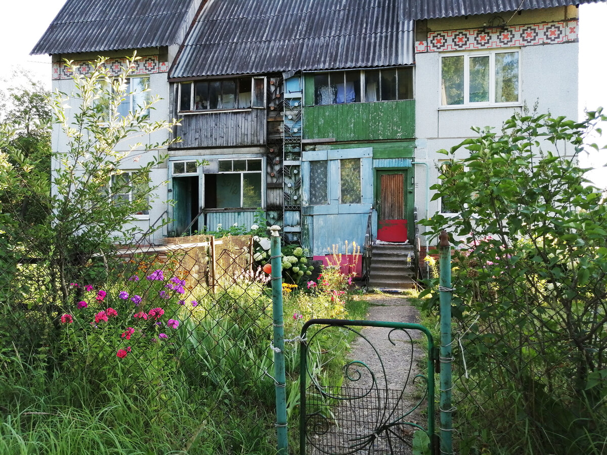 Мозаика опоясывает весь дом, а вертикальные декоративные украшения на фасаде делят его на две половины -->