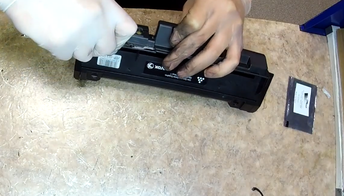 Фото 31. Извлекли чип