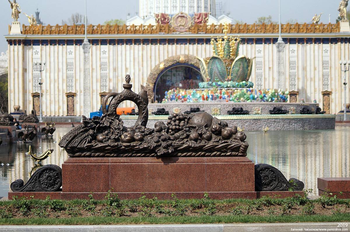 Фонтан "Каменный цветок". Чугунная волюта с бронзовой композицией-натюрмортом. Фото: "Русский блогер", Евгений Чесноков 