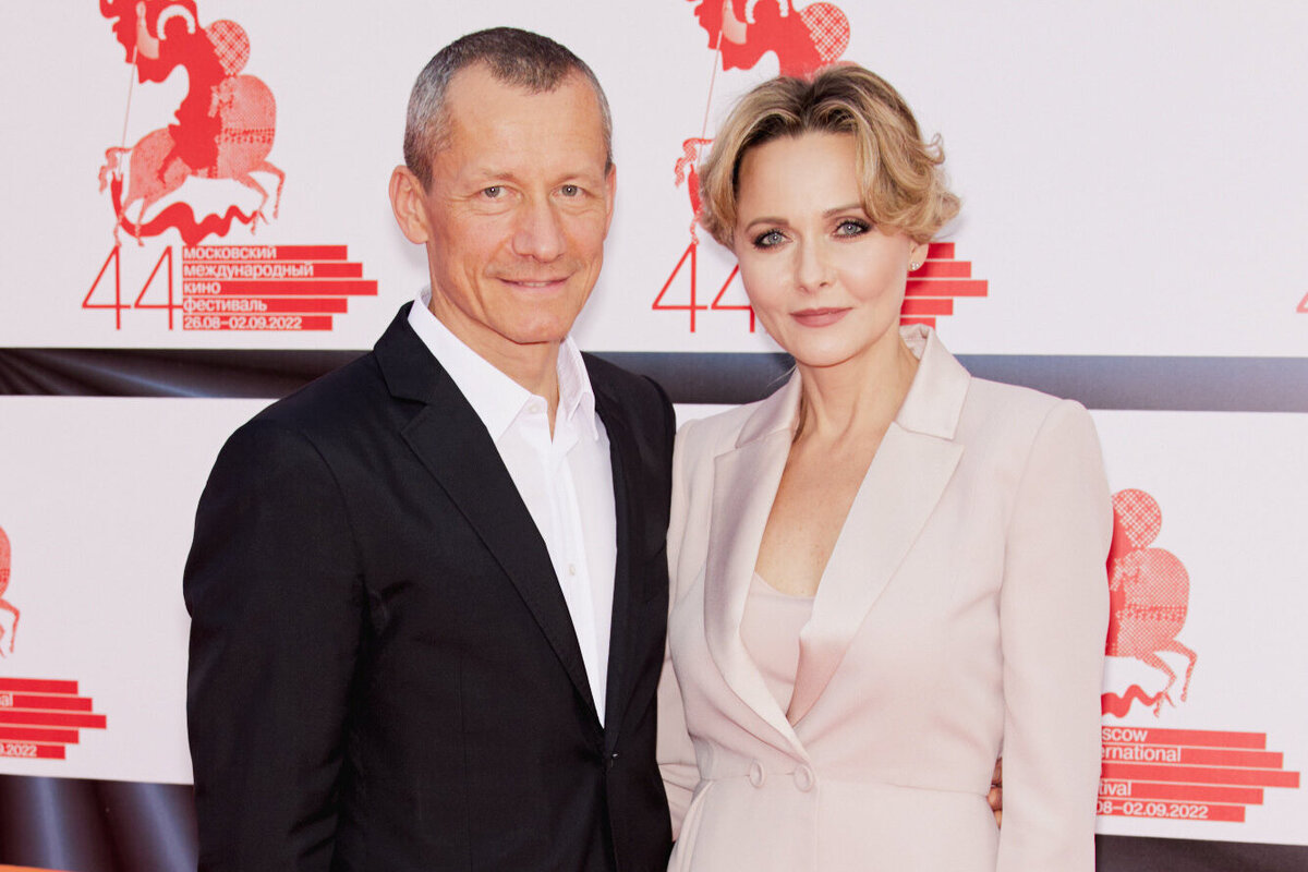     «Нежная роза» Дарья Повереннова, Константин Хабенский в костюме и другие гости на церемонии открытия ММКФ-2022