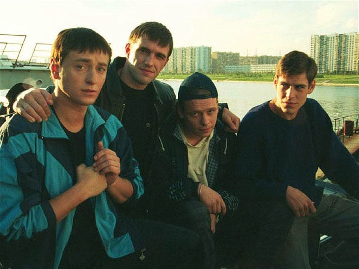 Саша слева. Космос справа. Отличный сериал. 