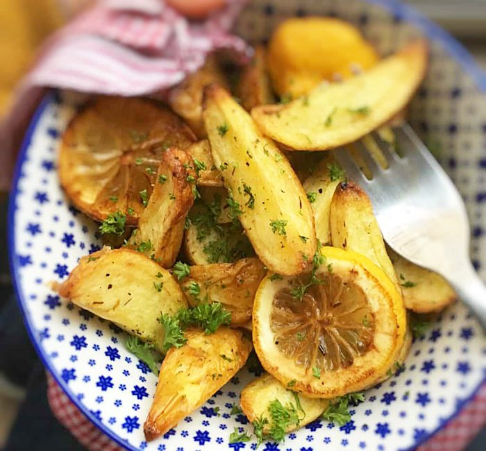 Картофель, запеченный с пряностями и лимонным соком