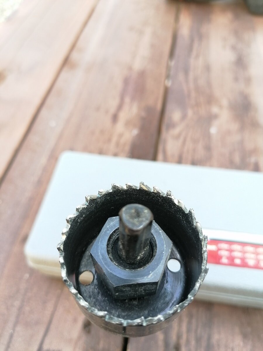 Какими инструментами просверлить отверстие в деревянной поверхности 150 мм, достаточное для прокладки трубы