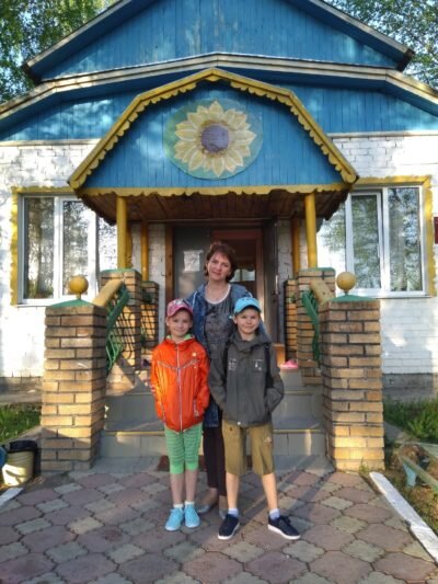 Татьяна с Дашей и Сережей. Прощание с детским домом.