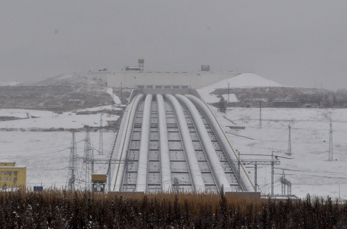 Когда воду спускают, слышно, как она шумит