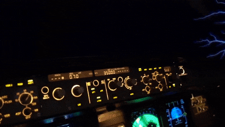 Огни Святого Эльма из окна самолета