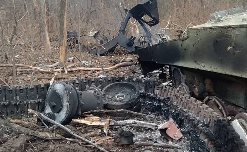 Заглавное фото: фрагменты уничтоженной польской САУ AHS Krab в зоне СВО, источник lostarmour.info/svo 