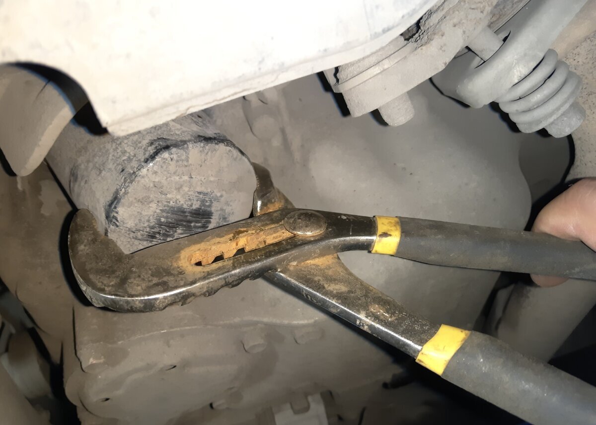 Еще один способ выкрутить масляный фильтр с помощью зажимного ключа аллигаторного типа.