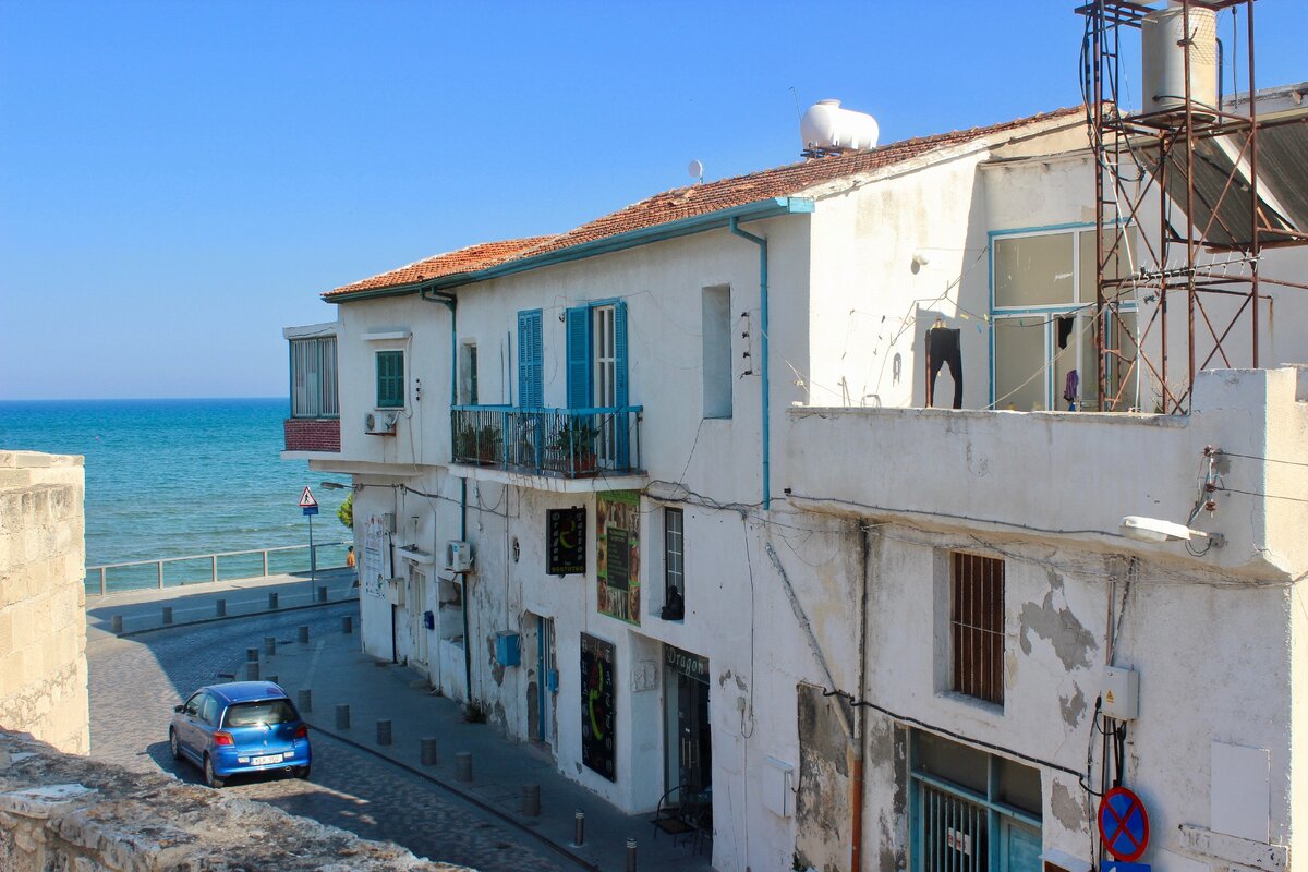 Вид на город с крыши замка Ларнаки. 