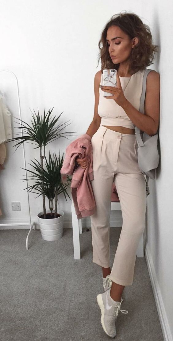 Высокая посадка в одежде удлинняет ноги и делает фигуру стройнее