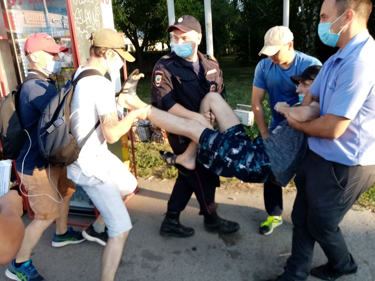 "храбрые" силовики Омска  5 чел против одного