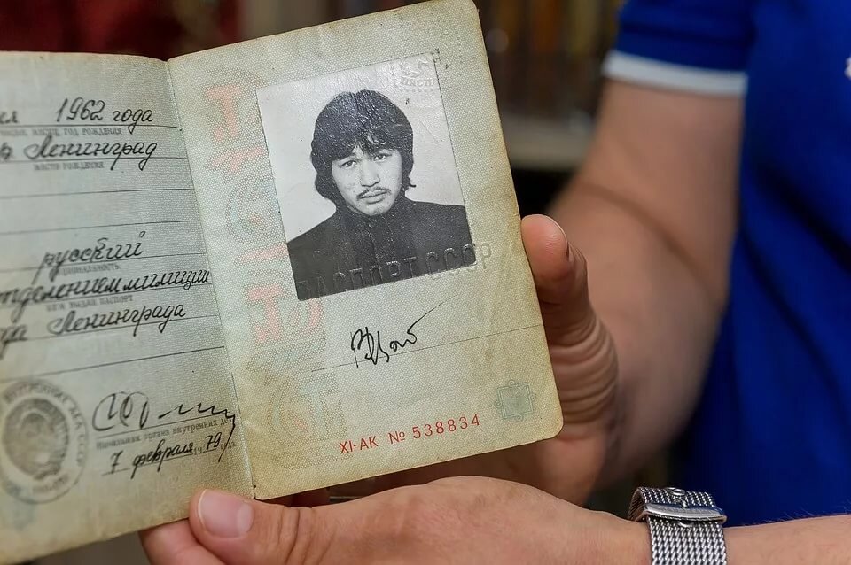 Обратим внимание на указание национальности