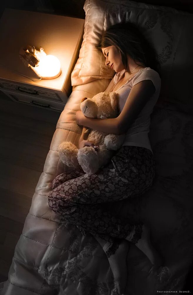 Спать лучше без лишнего освещения. Даже малейший свет может повлиять на качество сна.photocentra.ru