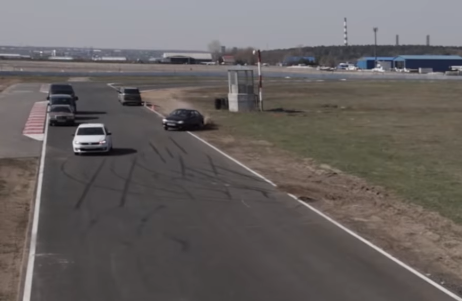 Автоинструктор рассказывает, как не потерять управление после того, как машина на скорости зацепила обочину, полезный навык