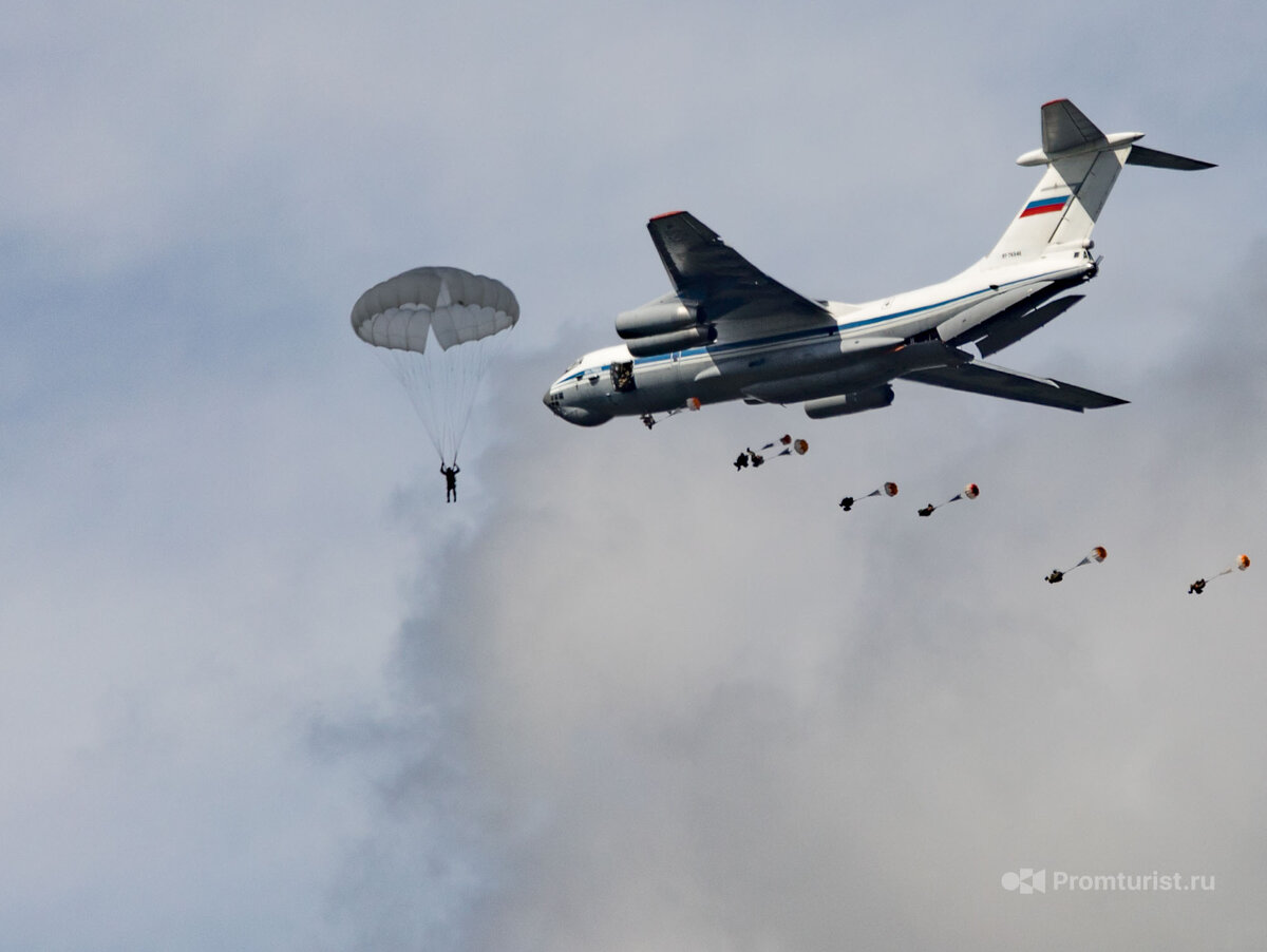 Посмотрел, как из военных самолётов десантировали 800! человек ???