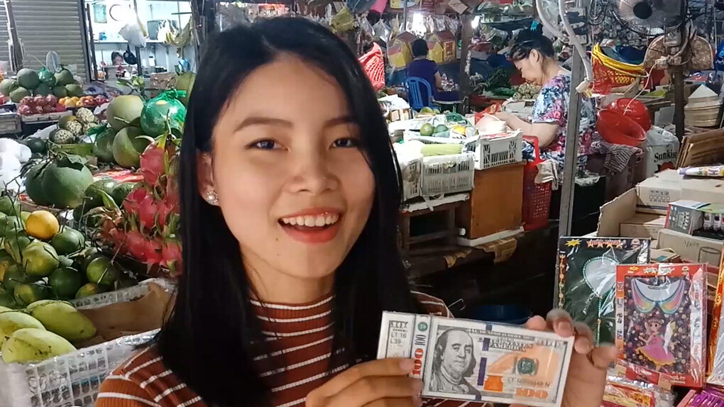 Адские доллары - продаются практически на любом вьетнамском рынке в специальном "адском" магазине