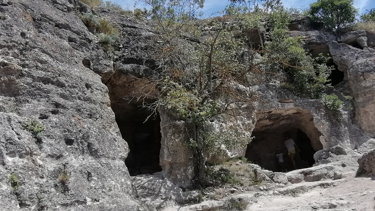 Выдолбленные в скалах пещеры