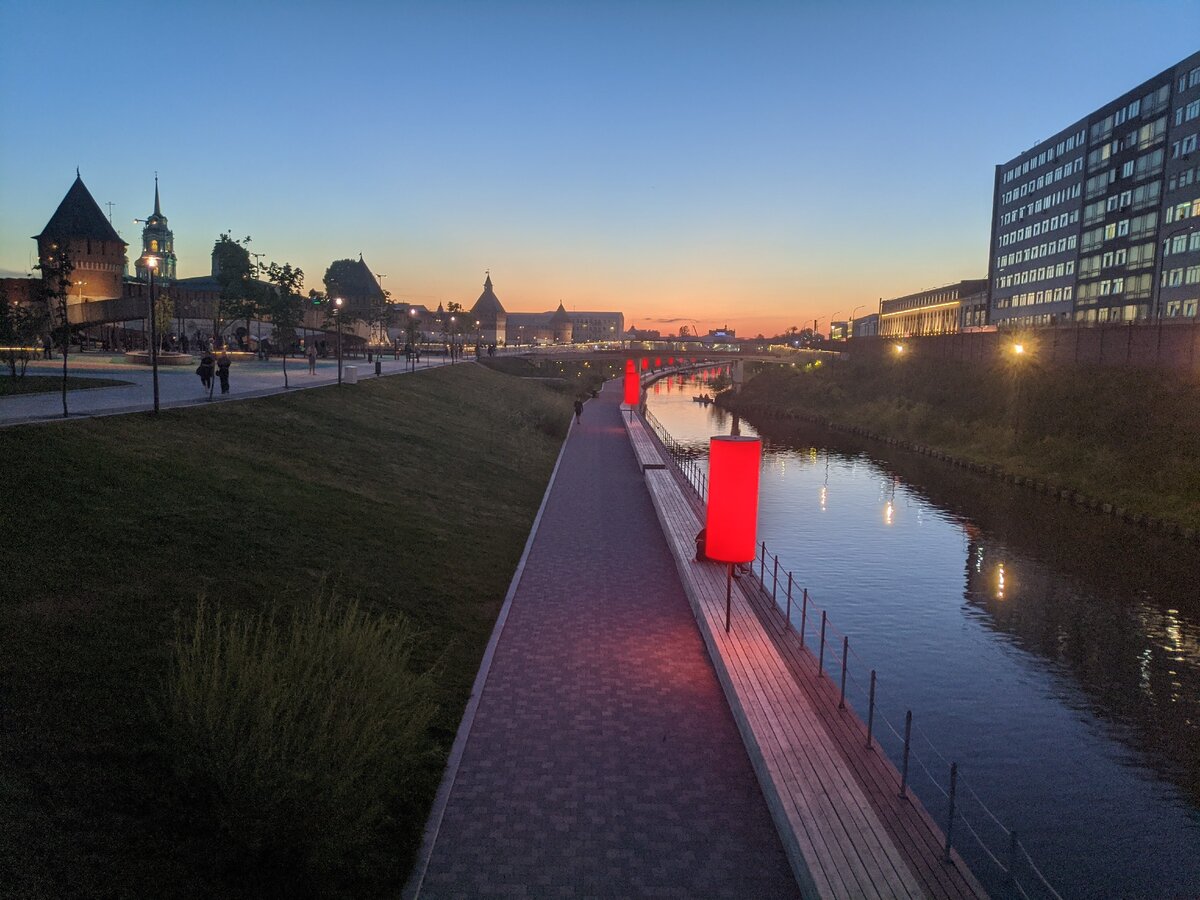 Быть может, ты услышишь меня
И это песня моя
Тебе напомнит те времена
И вдруг ты вспомнишь меня

А я порою в тишине ночной
Из темноты слышу голос твой
И сердце вздрагивает мое
Ведь оно помнит все
