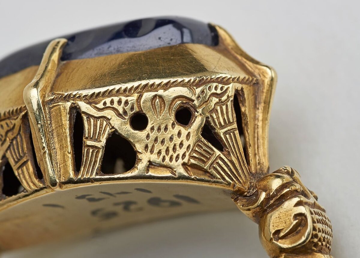 Золотой перстень с сапфиром (фрагмент), 13 век, Англия. Экспонат Британского музея.