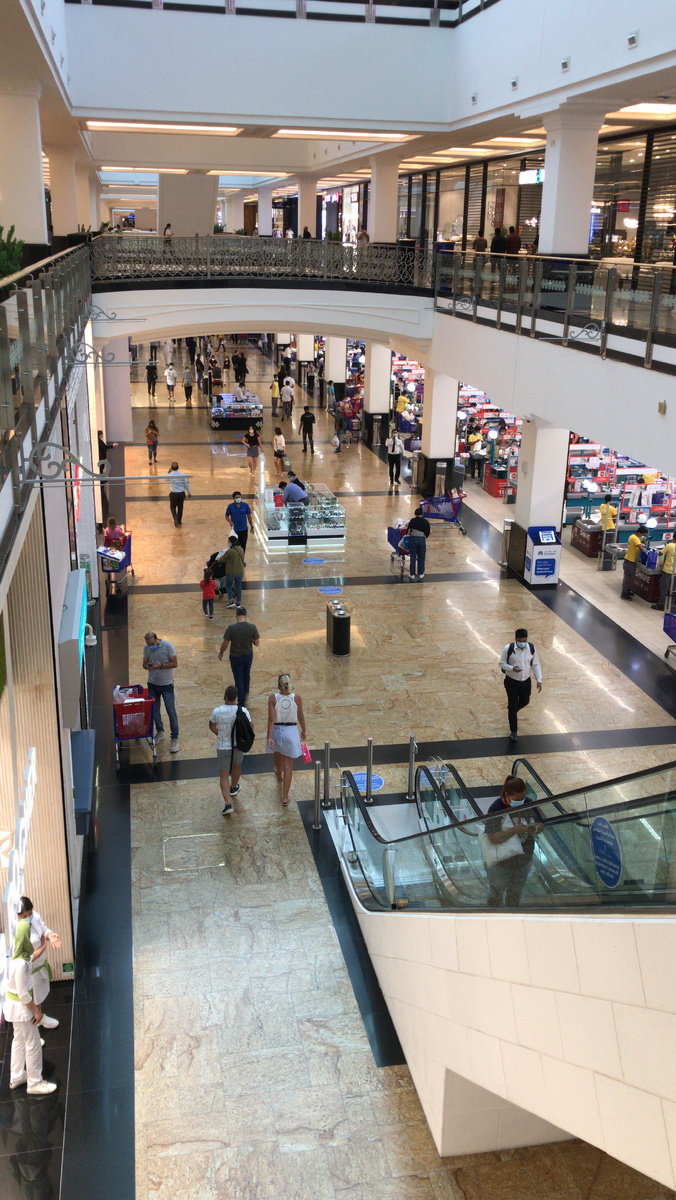 В крупнейшем торговом центре Дубая The Мall of Emirates. Внутри молла – строго в масках. Фото автора.