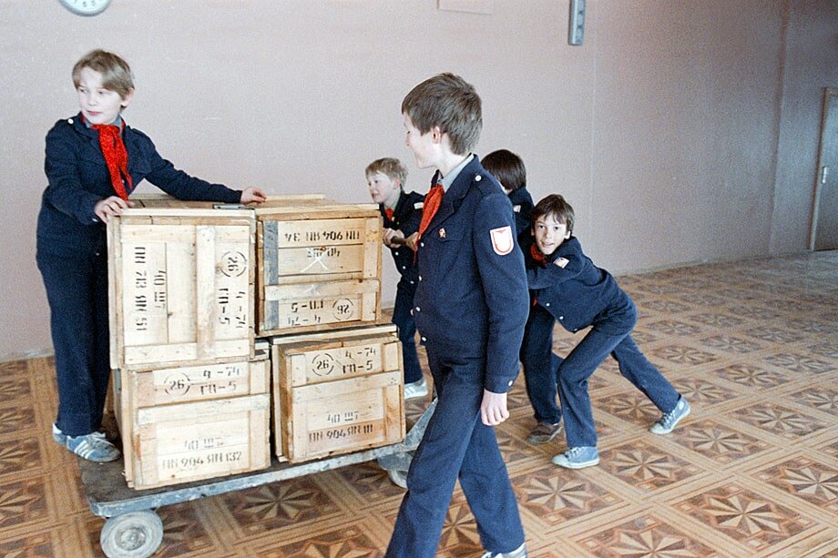 В ранние 90-е обязательная школьная форма воспринималась чуть ли не как тоталитарное наследие режима.
Фото: Зотин Игорь/ТАСС