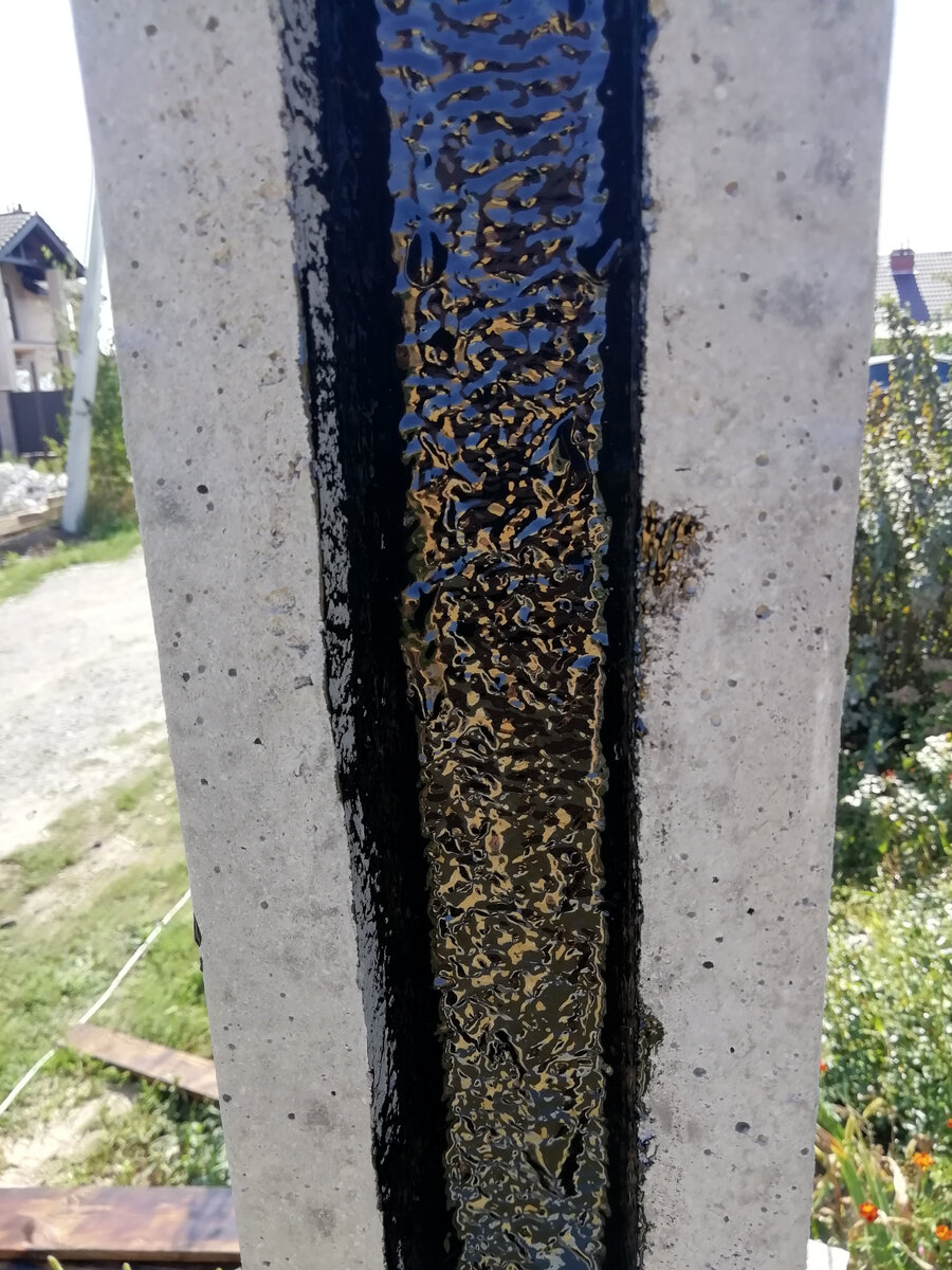 Обработка бетонного жёлоба  битумом, куда крепится вертикальная десятка