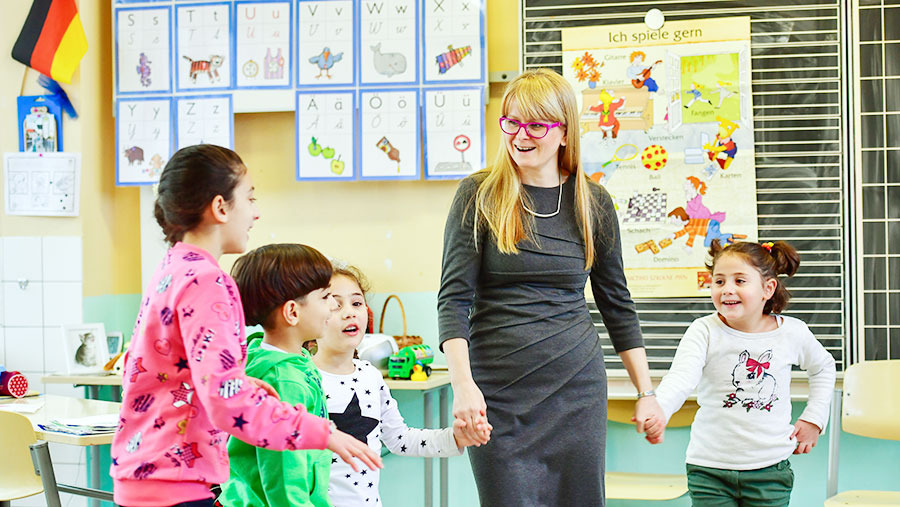 это дети и учитель( учитель тот что высокий)(вообще кто то читает эти подписи?)