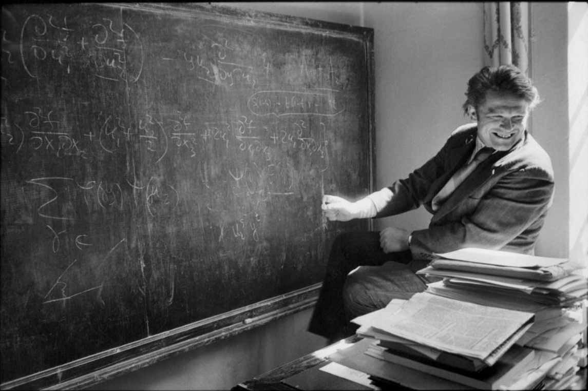 пожилой учитель. старый преподаватель. преподаватель и студент. советские школьники. урок в советской школе.