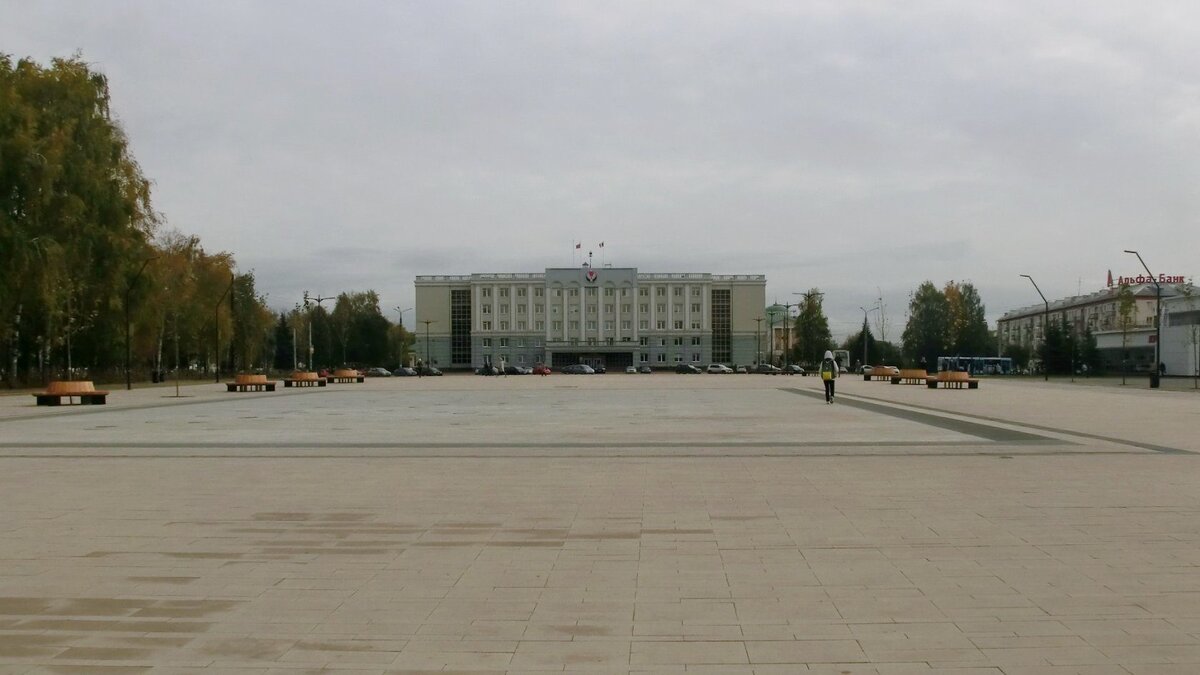Что есть на центральной площади в ижевске. Центральная площадь Ижевск. Центральная площадь Ижевск 2022. Михайловская площадь Ижевск. Центральная площадь Ижевск 2022 лето.