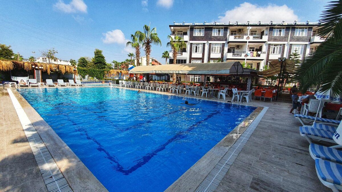 Бассейн + за ним лягушатник, которого не видно. Не большой, но дети провели в нем много часов. Ничего у них не болело, видать - нормально чистят