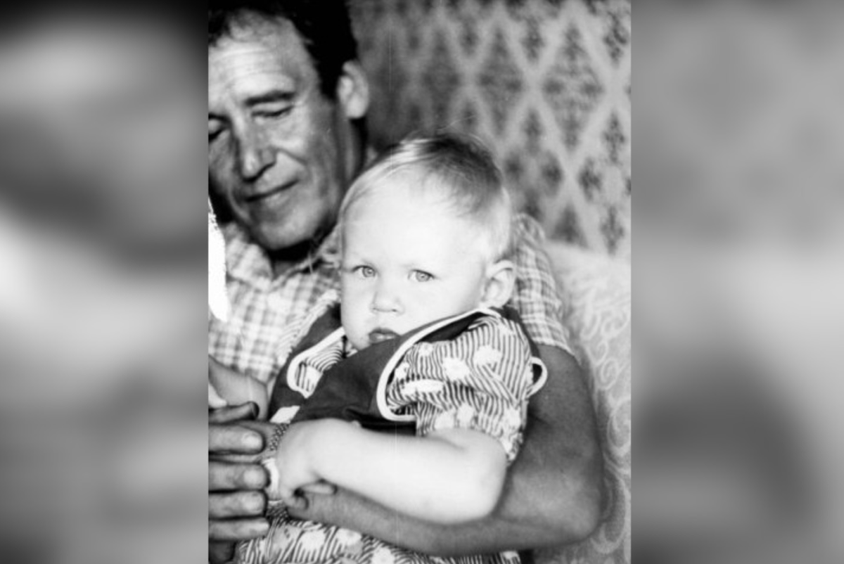 Я у дедушки на руках.