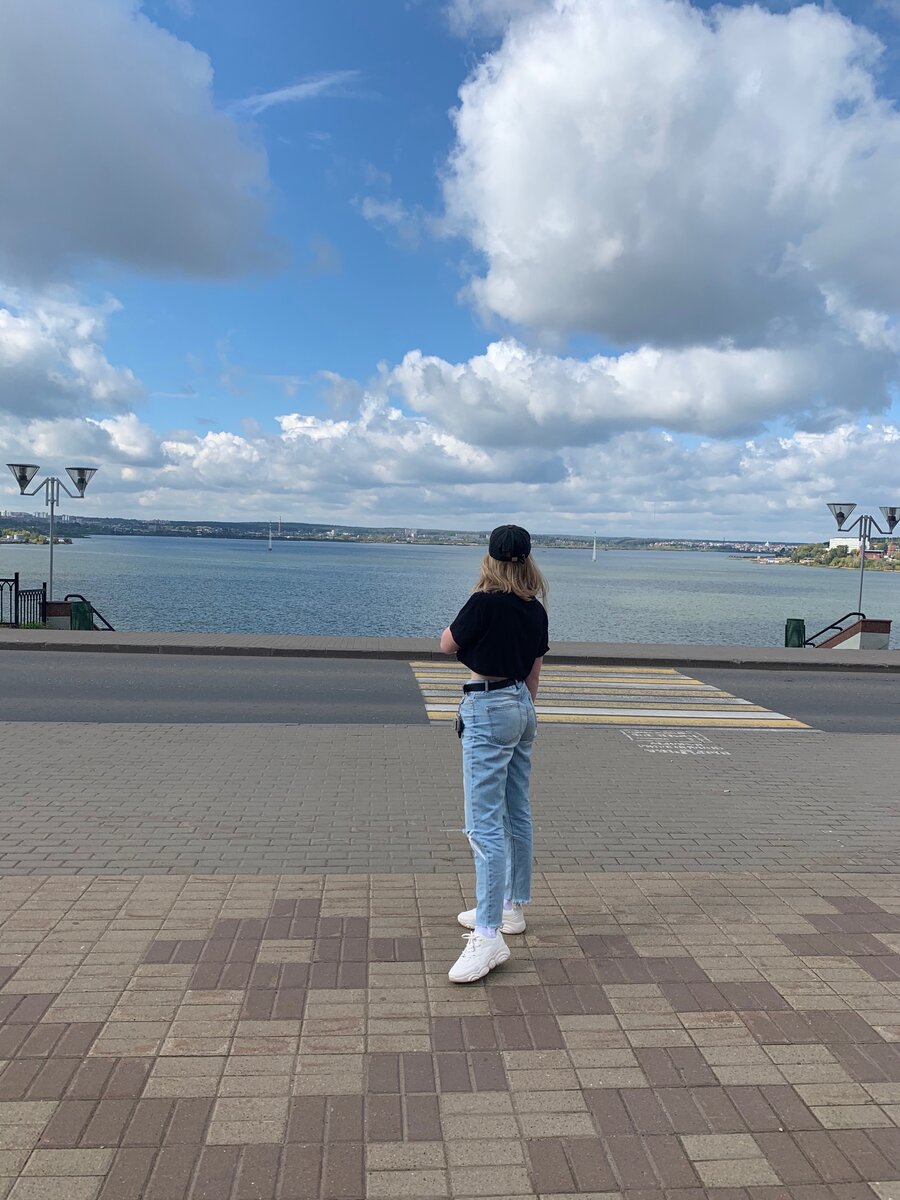 Казалось бы, совсем недавно жители Ижевска и представить не могли, что набережная площадь так преобразиться. И вот уже на протяжении длительного времени здесь собирается куча народа на различные праздники, выходные, да и просто на прогулку после рабочего дня 