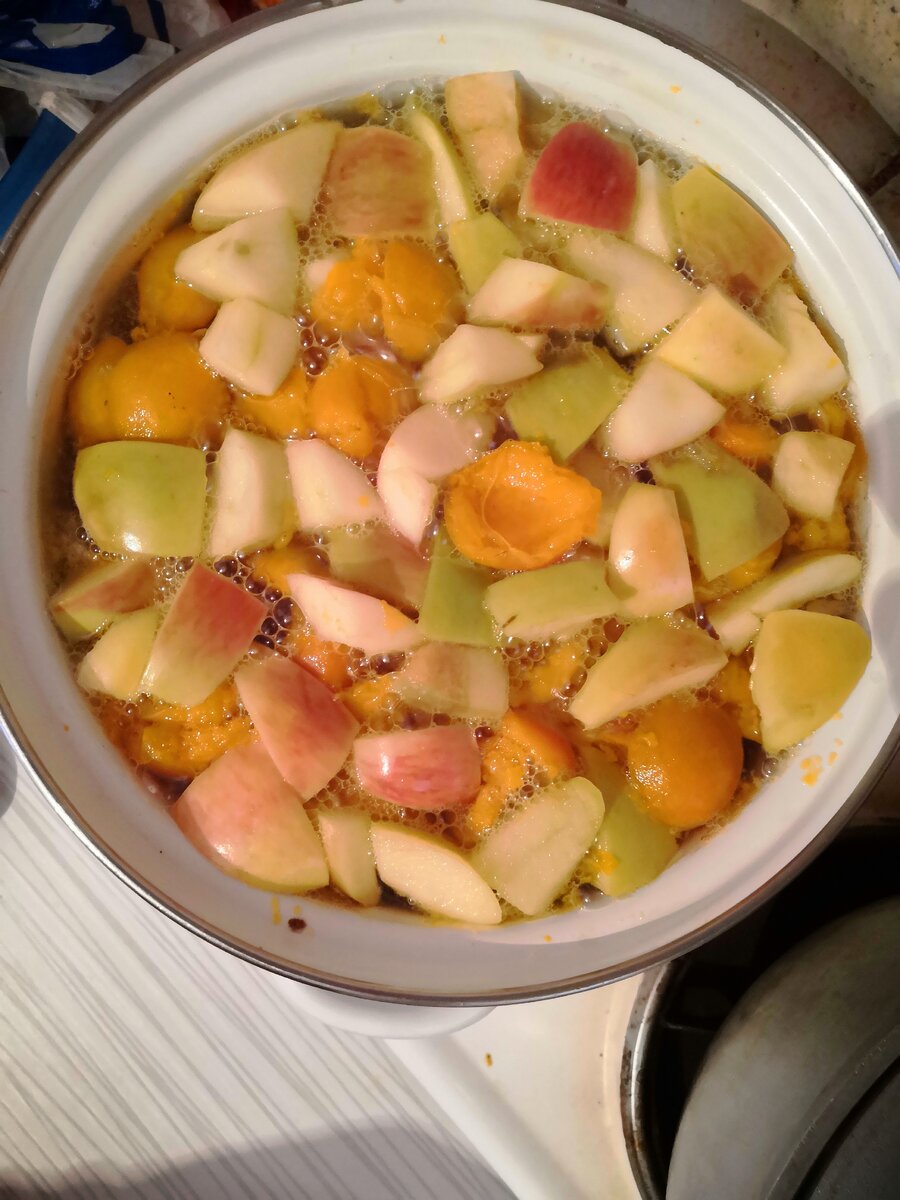 На вкуснейший компот из яблок и абрикосов