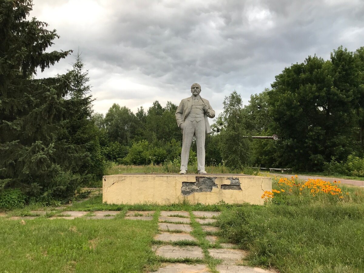 Идем в город Чернобыль, где до сих пор живут люди, работают кафе и ...