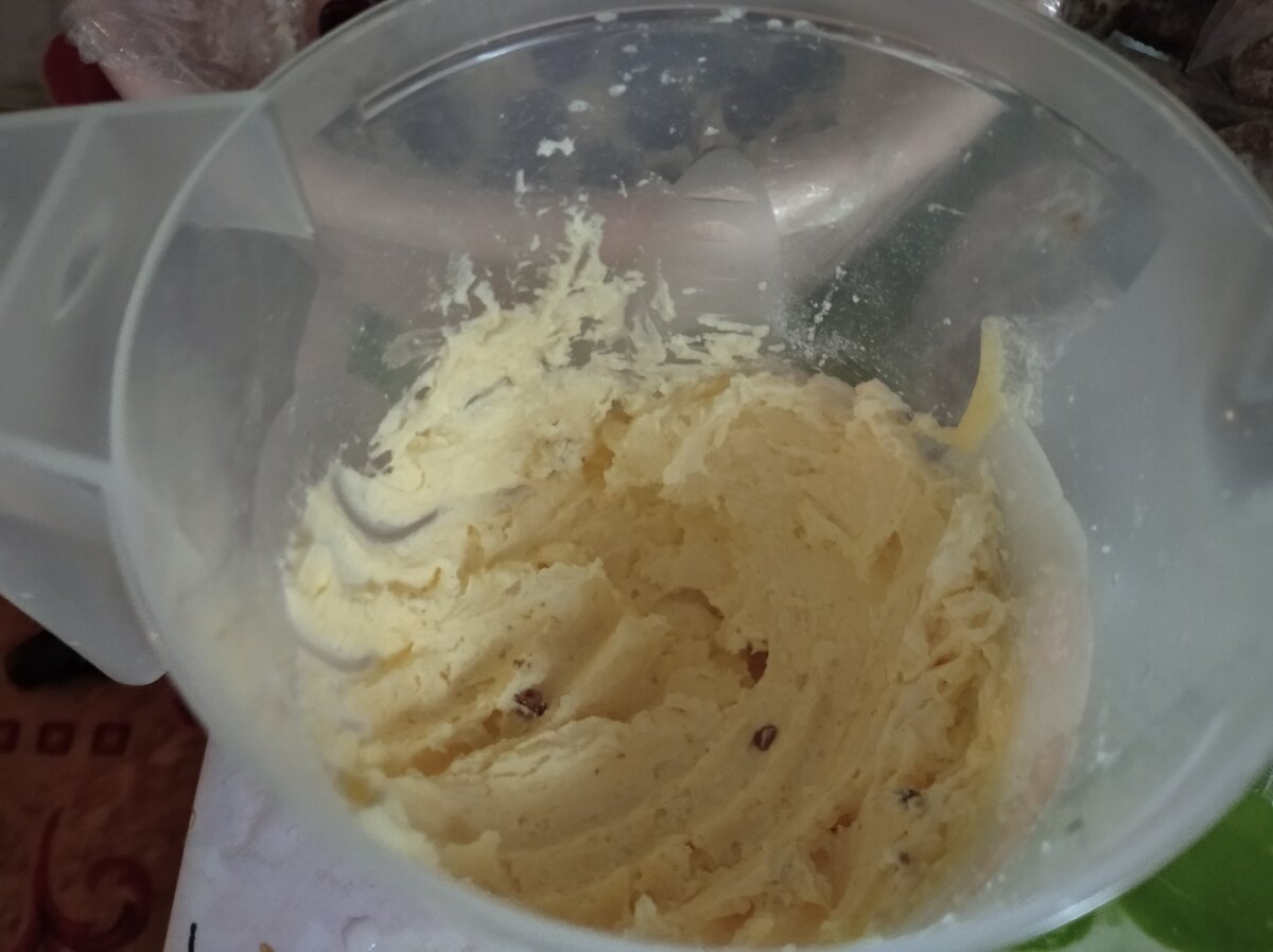 Домашние сливки, иначе говоря деревенская сметана, граммов 500 с ванилином и сахаром взбиваем миксером почти до масла. 