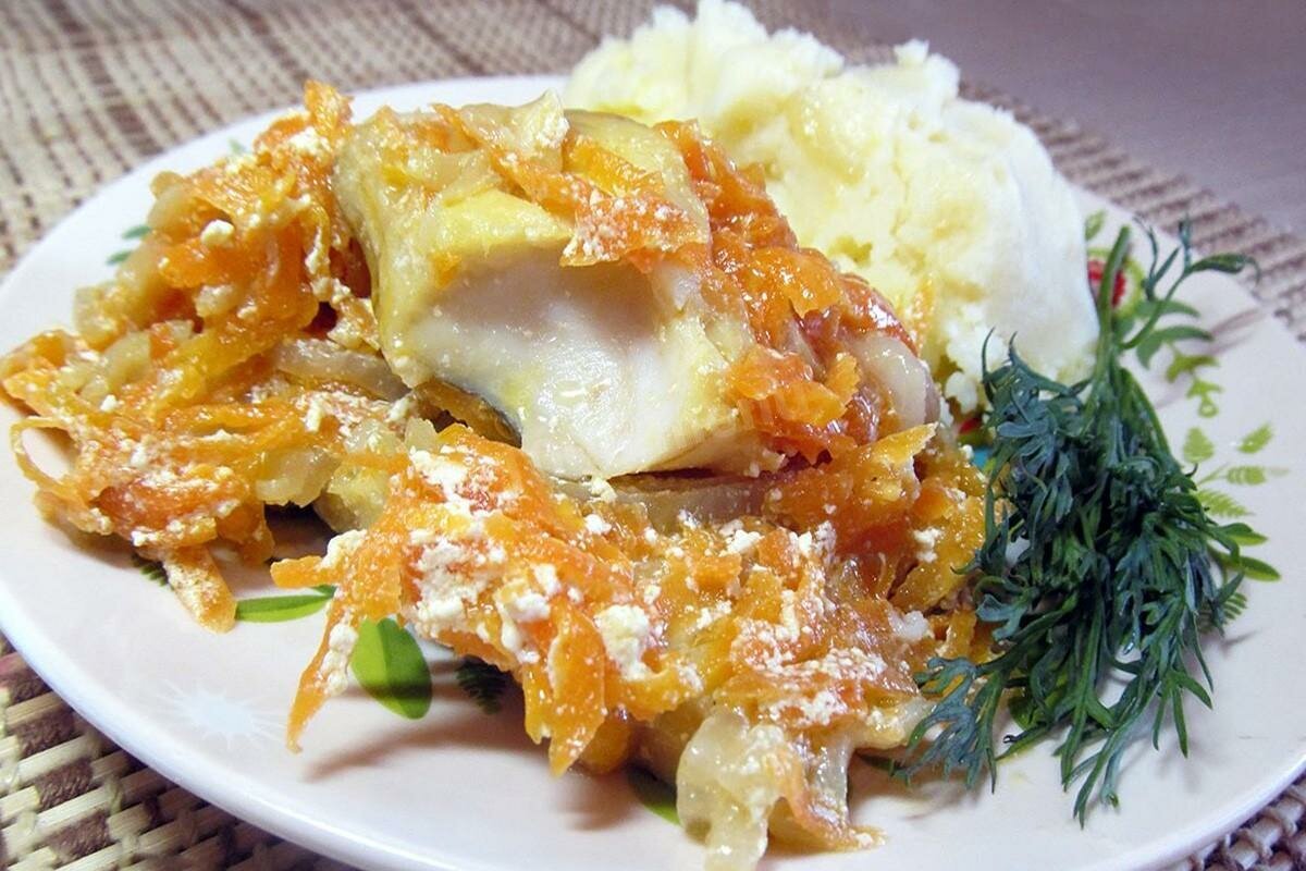 Рыба под шапкой из моркови, лука и сметаны